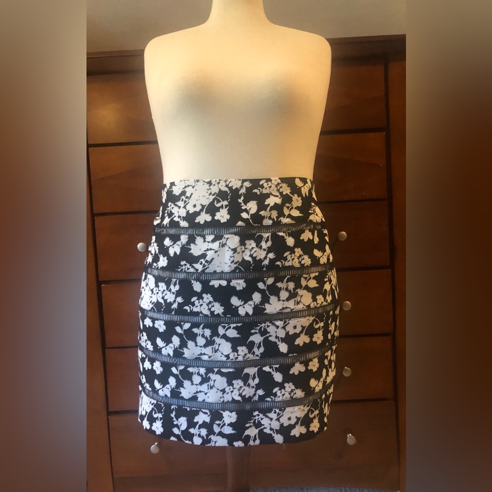 White House Black Market Black and White Floral Lace-Trim Pencil Skirt